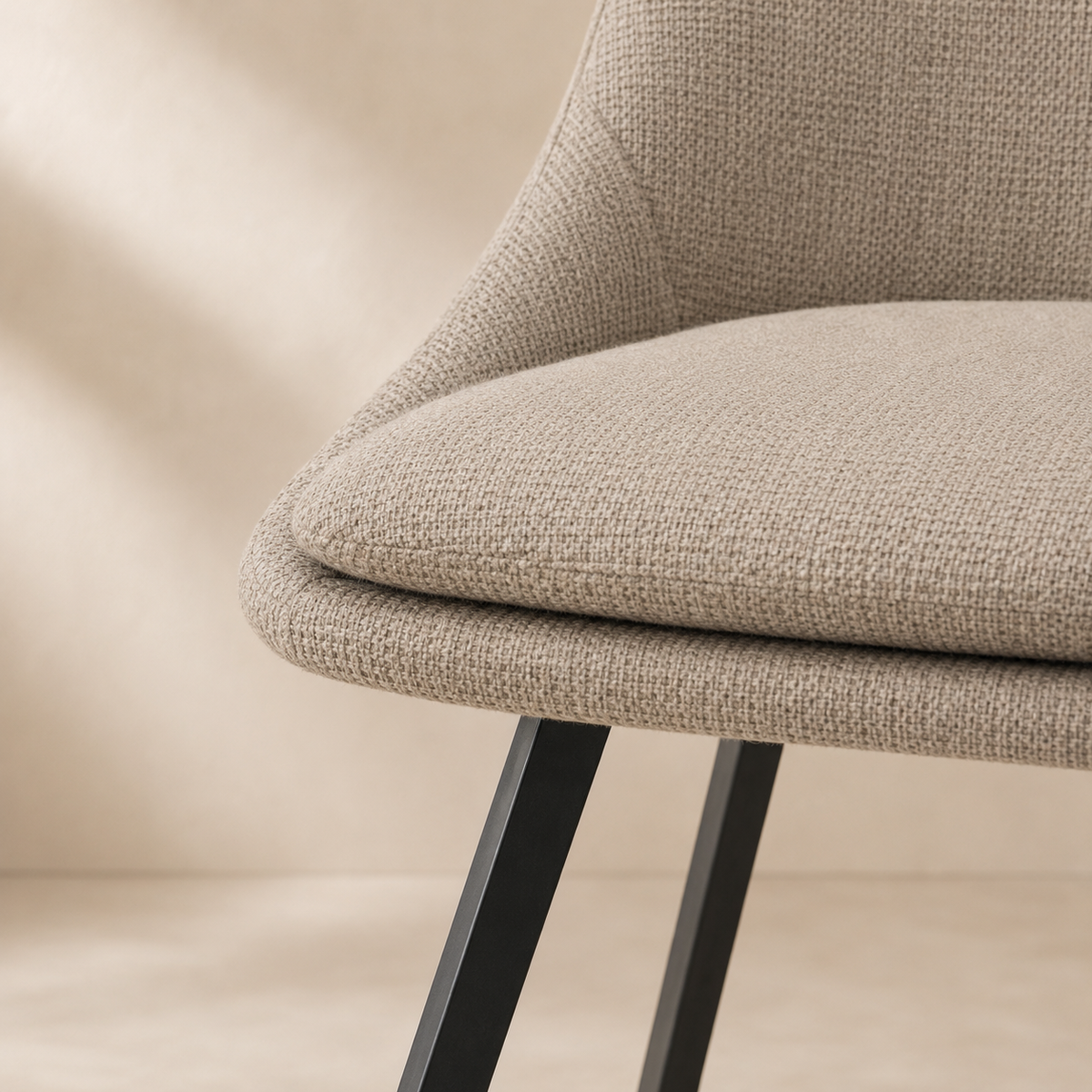 Silla de comedor tapizada, pata metálica