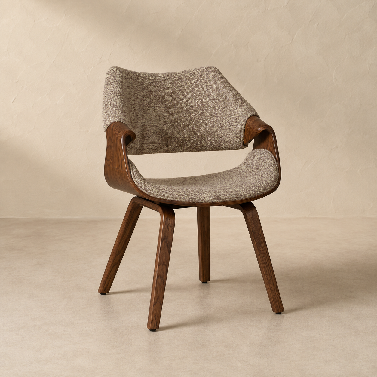 Silla Almez, tapizada, con reposabrazos, patas de madera