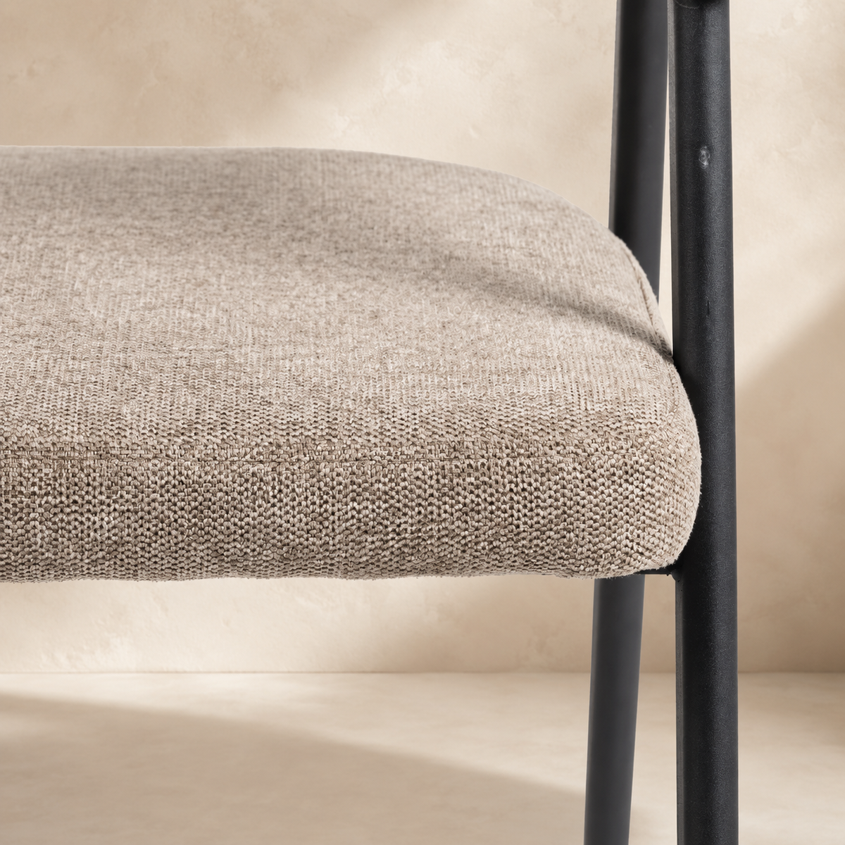 Silla de comedor tapizada, pata metálica