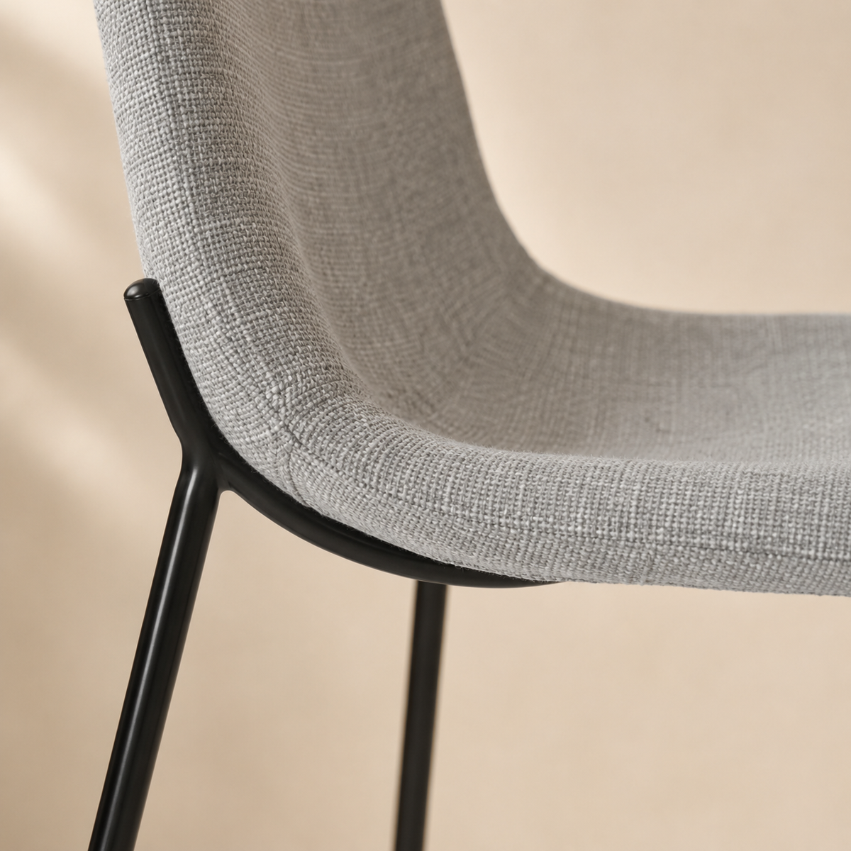 Silla de comedor tapizada, pata metálica