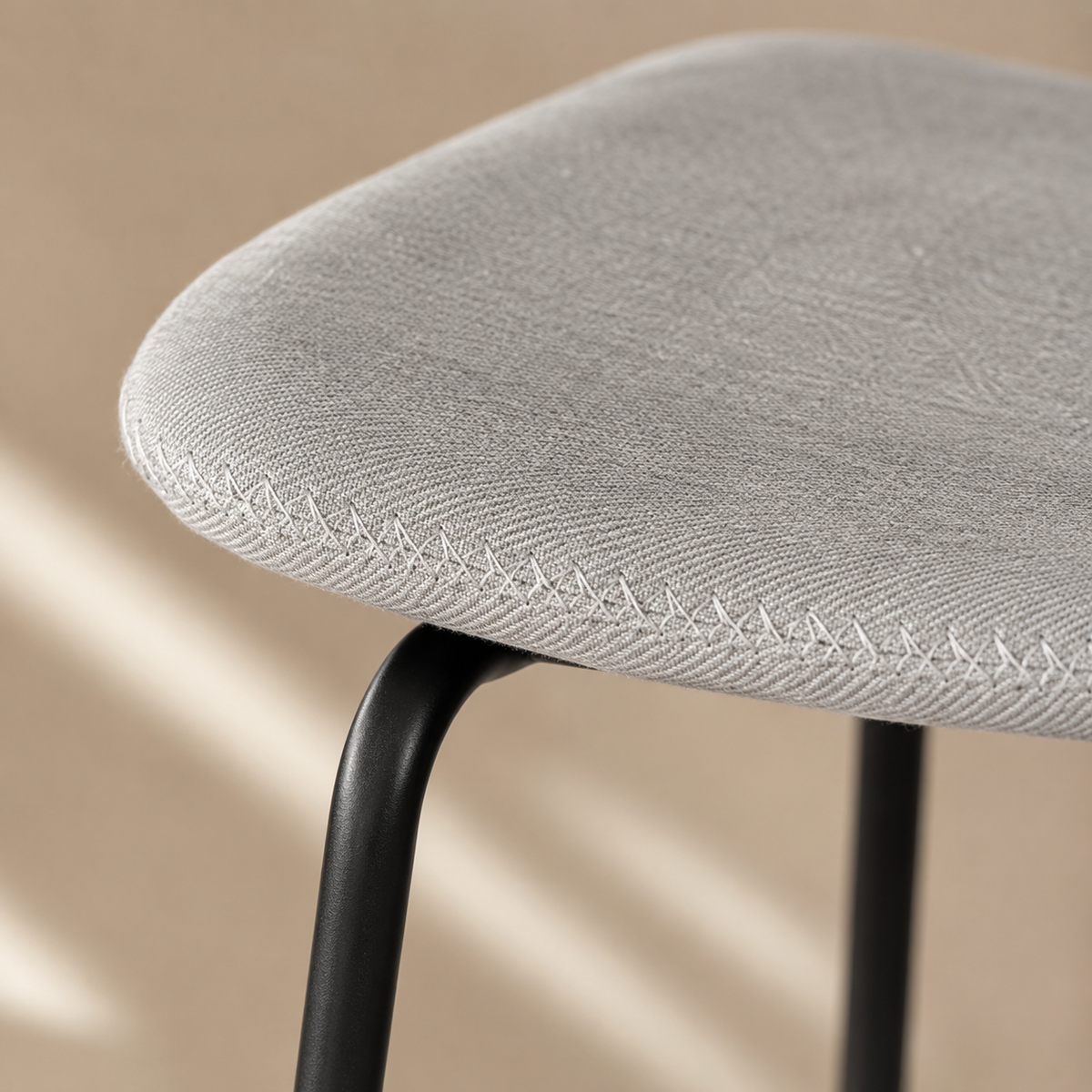 Silla de comedor tapizada, pata metálica