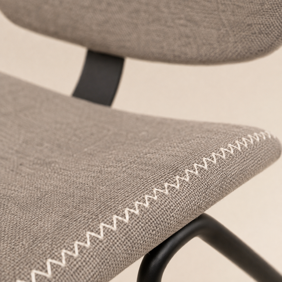 Silla de comedor tapizada, pata metálica