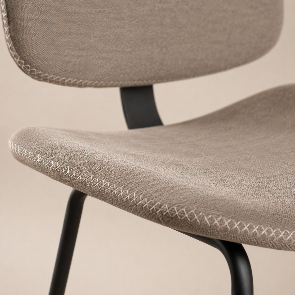Silla de comedor tapizada, pata metálica