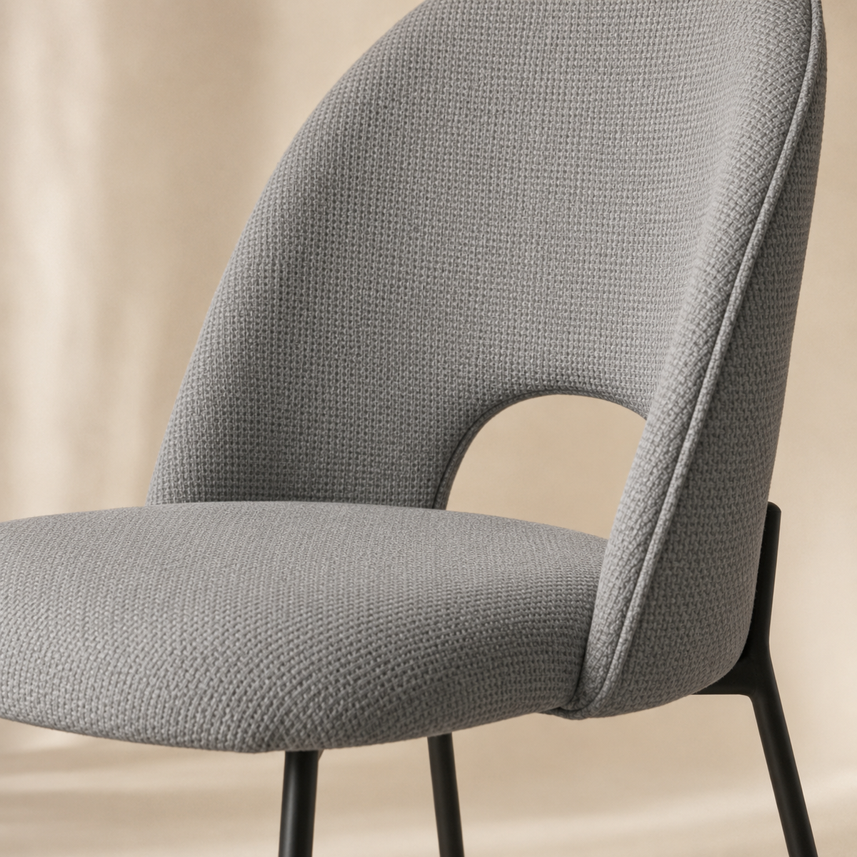 Silla de comedor tapizada, pata metálica