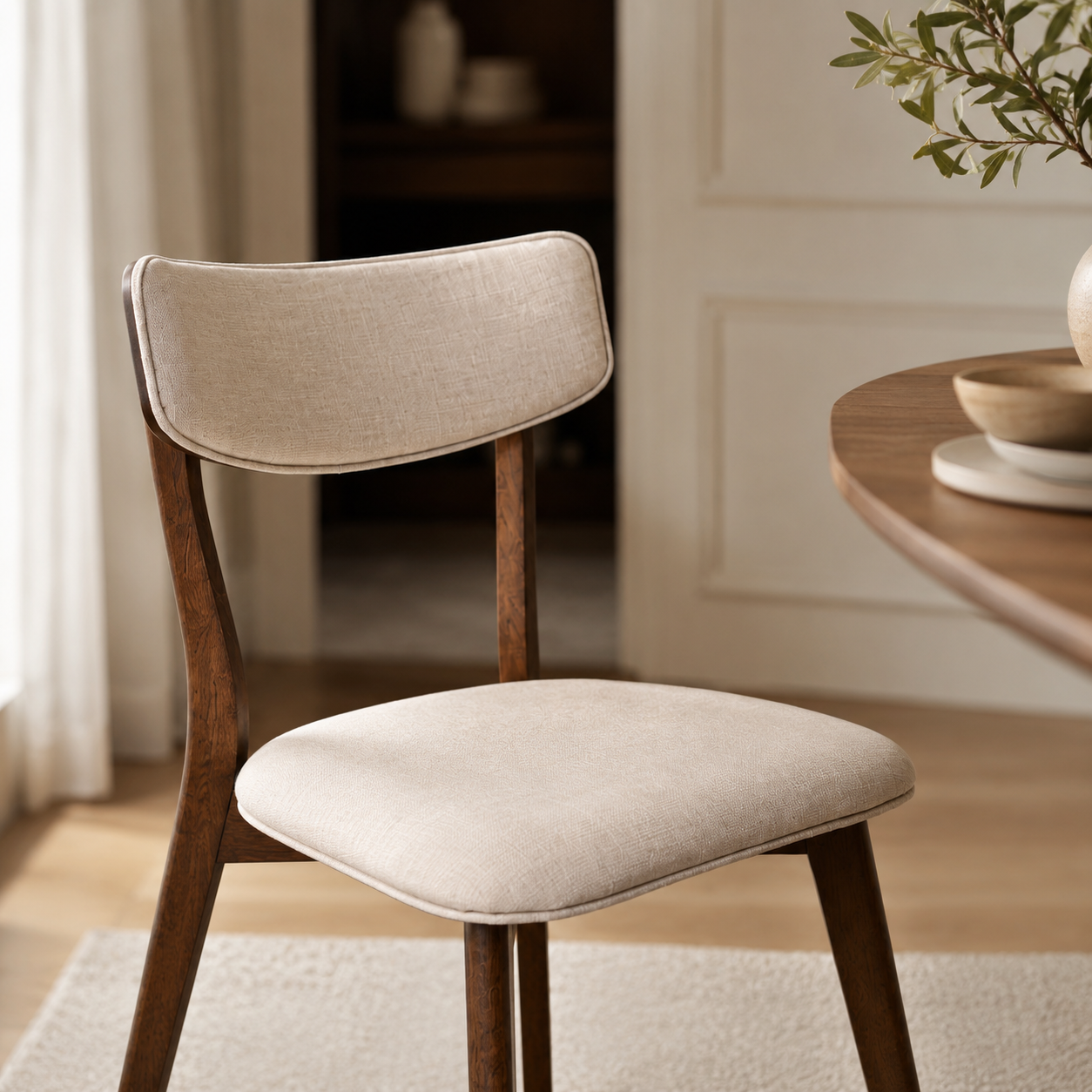 Silla Nardo, tapizada, patas de madera acabado nogal