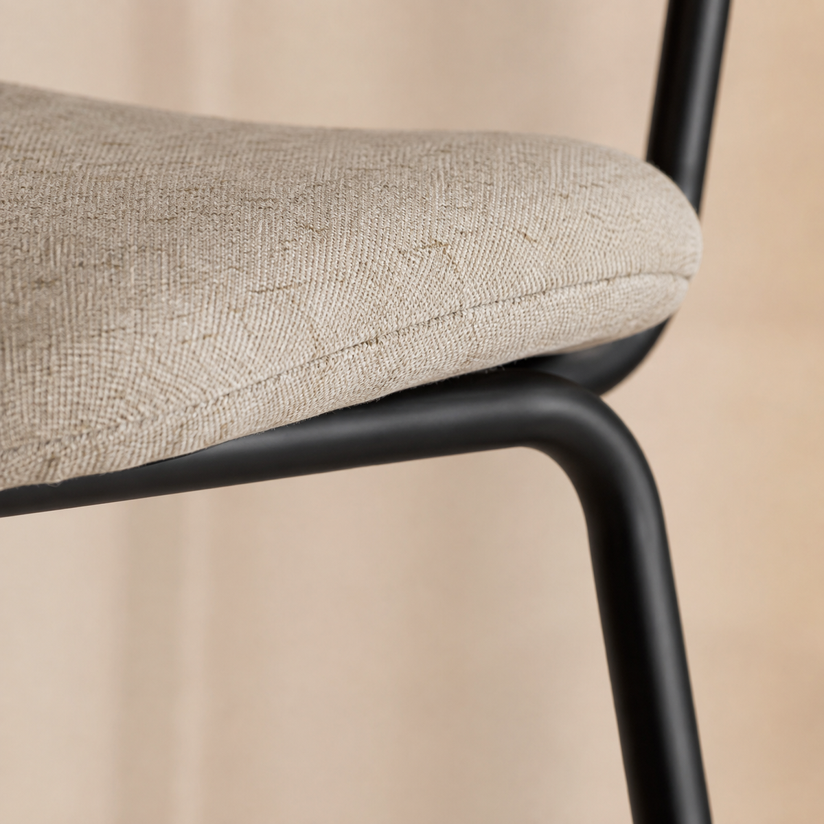 Silla de comedor tapizada, pata metálica