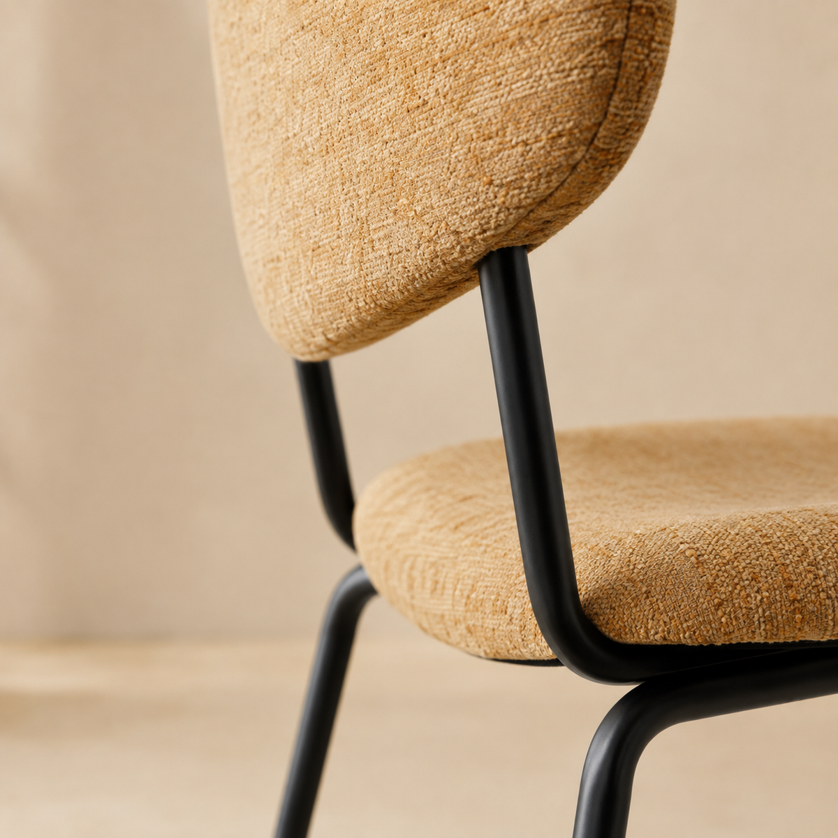 Silla de comedor tapizada, pata metálica