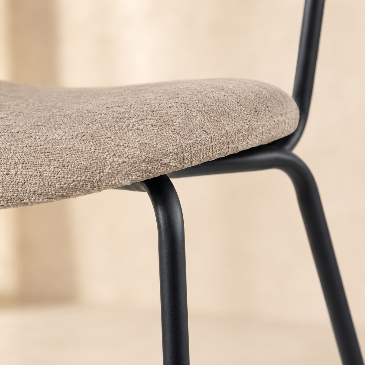Silla de comedor tapizada, pata metálica